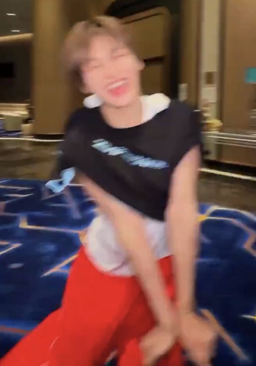 jellyfishnoona's tweet photo. I’ve been laughing so hard my stomach hurts https://t.co/PivlERkmfE