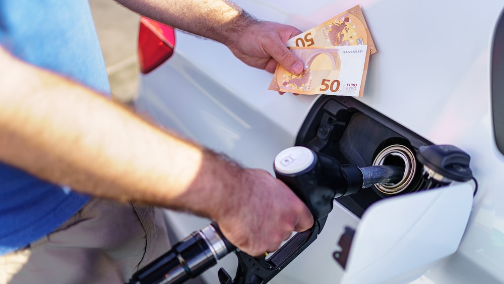 focusonline's tweet photo. Mit Tankrabatt sparen Sie bis zu 155 Euro im Jahr https://t.co/Y1Cgu3OGOU https://t.co/3842mqI79n