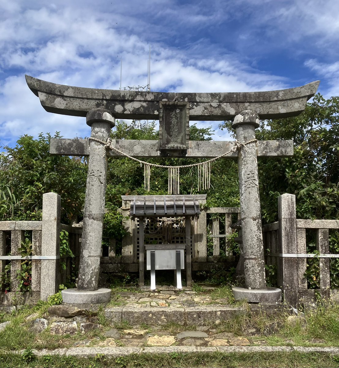 RieFlow369's tweet photo. 久しぶりの帰省。
新潟に帰って来ました！

今日は弥彦神社へ⛩️

お天気もよく、
ロープウェイで山頂まで行き、
御神廟へ参拝🙏

しかし！
ロープウェイを降りてから
御神廟までは
かなりキツイ登山？😭

山頂から見える
日本海＆佐渡島、
新潟平野
絶景でした〜🙌

神学びを始め、
（@WasArt369）
神様のお役に立てるよう、
1日1ミリでも前進したい！

弥彦神社の神様に、
日々の感謝と今後の目標を
お伝えして来ました😌

神様に、
「よく来た！頑張れ！」と
言われているような感じでした✨