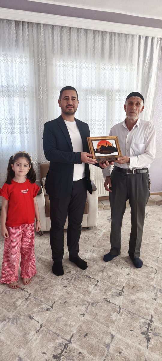 halilyldrm2147's tweet photo. Bu vatan uğruna canını ortaya koymuş kıymetli gazilerimizin hakkı ödenmez, fedakârlıkları unutulmaz…

Gaziler Günü münasebetiyle kıymetli büyüklerimiz;

Hacı Mevlüt KAŞIM
Hacı Sıddık GÜL’ü

ziyaret ederek ellerini öptük, hayır dualarını aldık.

Vatanımız için gösterdikleri fedakârlıkların karşılığını ödemek elbette mümkün değil. Bizler de kendilerine duyduğumuz minneti, vefayı ve şükranı bir nebze olsun ifade etmeye çalıştık.

Rabbim gazilerimize sağlık ve hayırlı ömürler nasip etsin.
