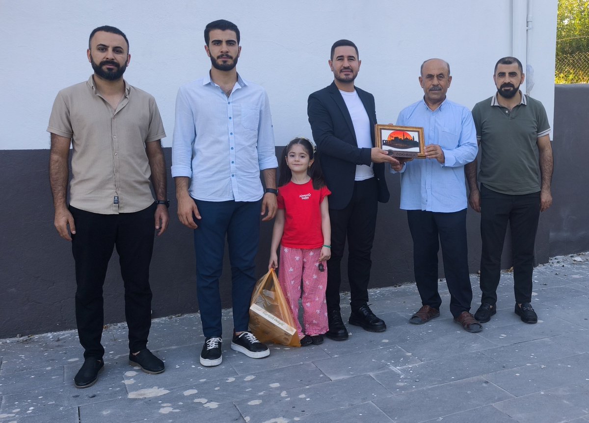 halilyldrm2147's tweet photo. Bu vatan uğruna canını ortaya koymuş kıymetli gazilerimizin hakkı ödenmez, fedakârlıkları unutulmaz…

Gaziler Günü münasebetiyle kıymetli büyüklerimiz;

Hacı Mevlüt KAŞIM
Hacı Sıddık GÜL’ü

ziyaret ederek ellerini öptük, hayır dualarını aldık.

Vatanımız için gösterdikleri fedakârlıkların karşılığını ödemek elbette mümkün değil. Bizler de kendilerine duyduğumuz minneti, vefayı ve şükranı bir nebze olsun ifade etmeye çalıştık.

Rabbim gazilerimize sağlık ve hayırlı ömürler nasip etsin.