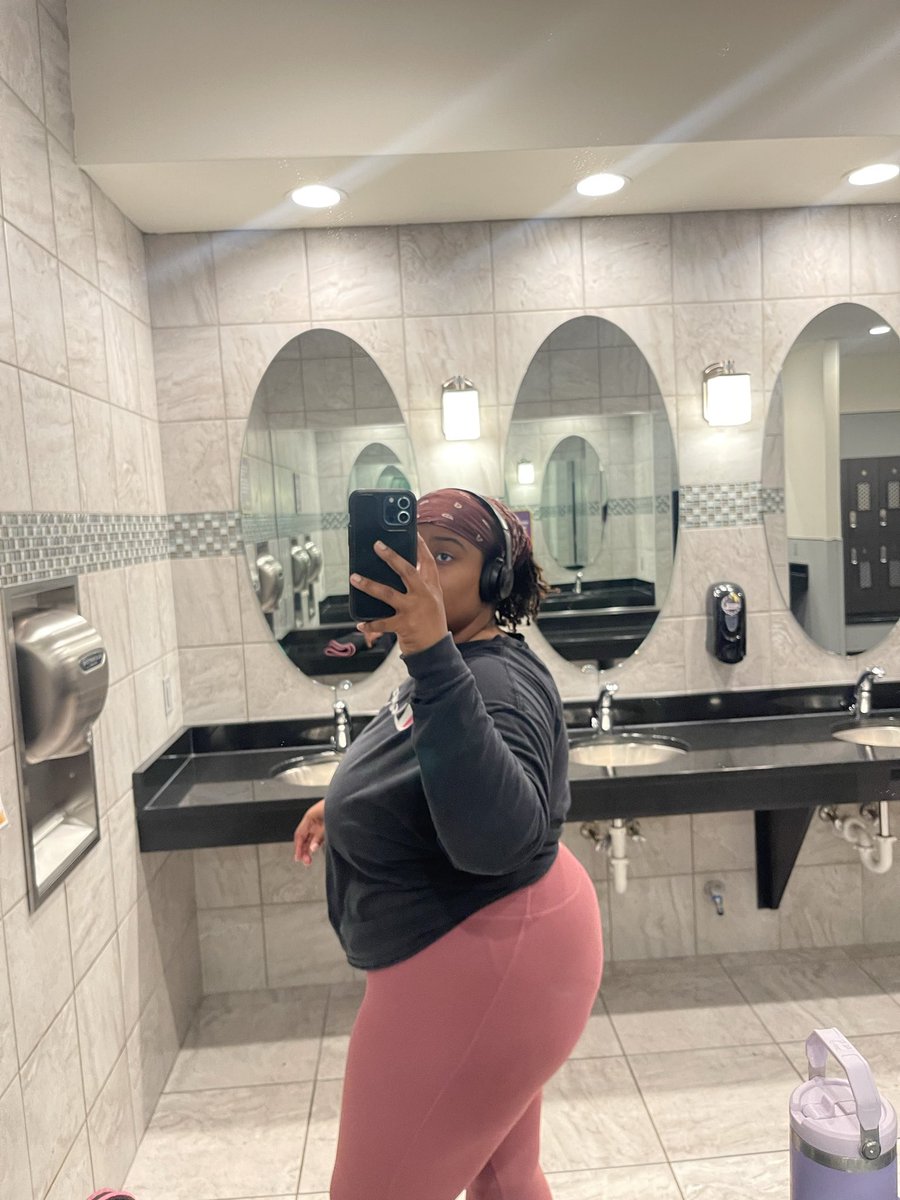 Ashnycole08's tweet photo. Addicted to the gym😩 https://t.co/HKufbXN2Kj