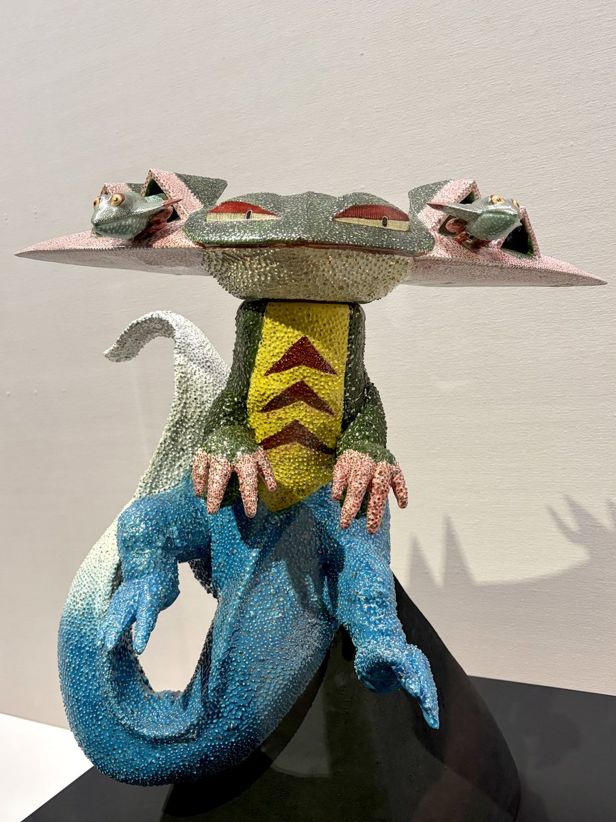 miapi_dp's tweet photo. ポケモン工芸展個人的に私が好きなやつたち
①全部木で出来てるアゲハント
②めちゃくちゃ質感の良いドラパルト
③ミナモびじゅつかんにありそうな皿
④一面にびっしり激小ポケモンが描かれたツボ(ここの面可愛い子が多かった) https://t.co/ChlGZdeQvh