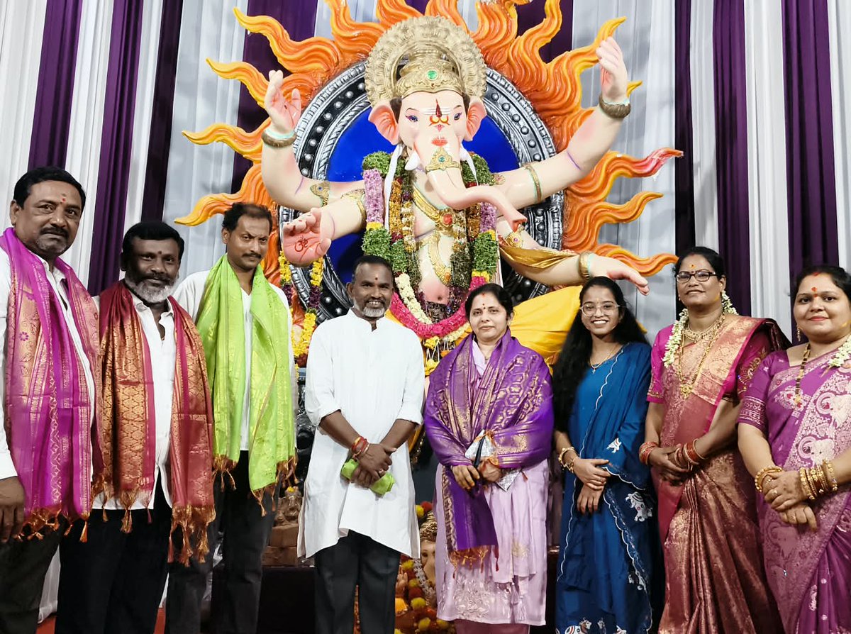DrPadmaofficial's tweet photo. Participated in the Annaprasadham programme at the Ganesh Mandap of Shri Sathyanarayana Ji, BJP Rajeev Nagar Division President, at Prabhath Nagar, Rajeev Nagar Division, Jubilee Hills Constituency. ЁЯЩПЁЯП╗
#Annaprasadham #GaneshUtsav #JubileeHills #RajeevNagar #Seva https://t.co/tHTqfbfdbq
