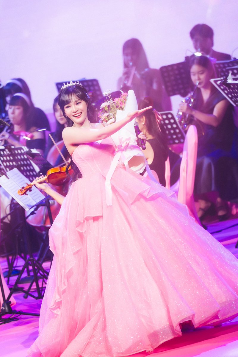 MANG_OfficialTH's tweet photo. ขอบคุณงาน “Pink Symphonic Concert” ที่มอบโอกาสให้มางได้มาเป็นเจ้าหญิงตัวน้อย ร้องเพลงวัยเด็กในฝันนะคะ หวังว่าเสียงเพลงแสนไพเราะของเจ้าหญิง เจ้าชายทุกท่านจะสร้างความสุขให้ทุกคนในวันนี้นะคะ👸🏻💖✨

#sleepymangx 
#PinkSymphonicConcert
#PinkSymphonicConcertxMANG
#Barbie #BarbieConcert https://t.co/Au2CmccLDX
