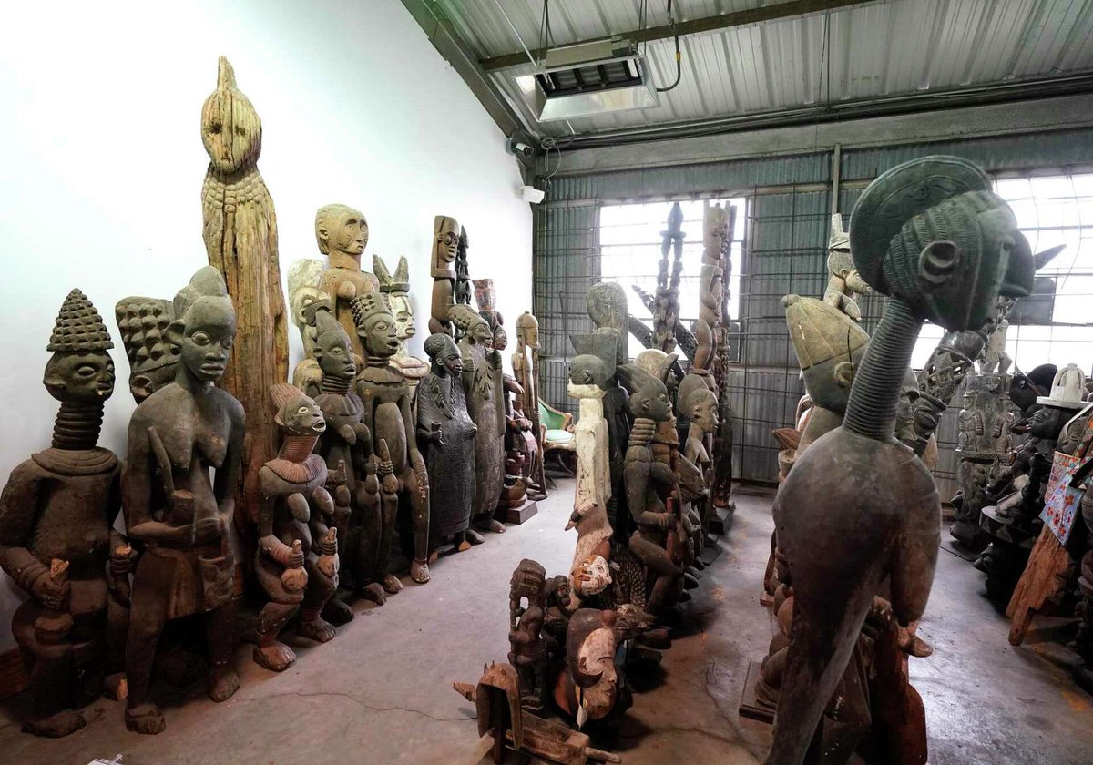 StopTheCorrupt's tweet photo. Harris County taxpayers footed the bill so @RodneyEllis could warehouse a private “African Art” collection in a county shed.
Court only approved 14 pieces. 

His office took in 1,000+. Taxpayers paid ~$350K to renovate, move, and fumigate that shed. Then the Court reimbursed Ellis another $427K in legal bills after the probe. That’s nearly $800K. The owner never repaid a dime.

Who’s complicit @AbbieKamin @SeanTeareHCDAO who both got raises from $183K to $305K effective Oct 1 become MO & LARRY voted with MOB BOSS ELLIS to raise rates 7.6% without a vote. 

Rodney’s Puppet 1– @LesleyBrionesTX @HCP4__Briones @HCPrecinct4 

Rodney’s Puppet 2– @AdrianGarciaHTX 

You need to understand when you have the cards and when you don’t have the cards, and you don’t have the cards this year. You guys aren’t good stewards of the money, to think that you raised it a third time in a short amount of time.
