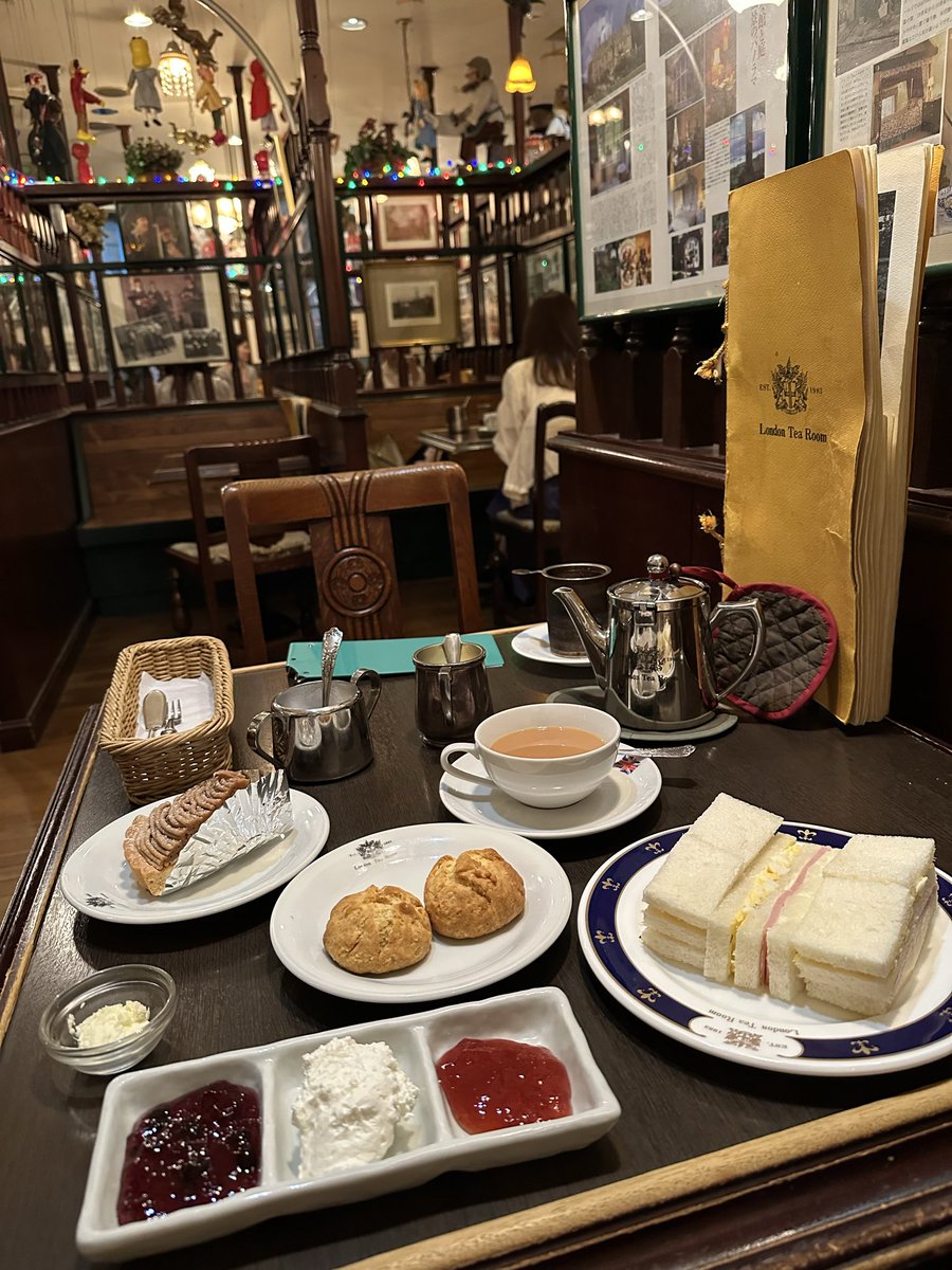 obakegyoza's tweet photo. 今日はフェルメール展後、アフタヌーンティーからのなんばグランド花月に行った

スコーン美味しかったな！！日本でクロテッドクリーム食べられるとは思ってなかったから嬉しい🫰イギリス料理の再現度高かった

お笑いは初めてだけど超楽しかった！たくさん笑いたい時にいいね🕺東京のも行ってみたい！ https://t.co/law9TXdFHf