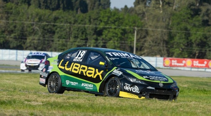 WalterVerst's tweet photo. #Automovilismo #TN 
Lucas Vicino (#Toyota Corolla) Mauricio Lambiris (#Ford Focus) y Julián Santero (#VW Virtus) los ganadores de las Series de la #Clase3 del #TNenRíoCuarto, Córdoba. https://t.co/NKEyKOJ72S