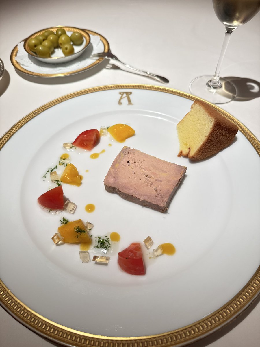 ya10gami39's tweet photo. アンチョビオリーブ
サトイモピューレ生ハムナッツ　サルサベルデ
フォアグラテリーヌマンゴートマトワインのゼリー
スペシャリテ　ウミガメのスープ https://t.co/GNIIE6Z9FO
