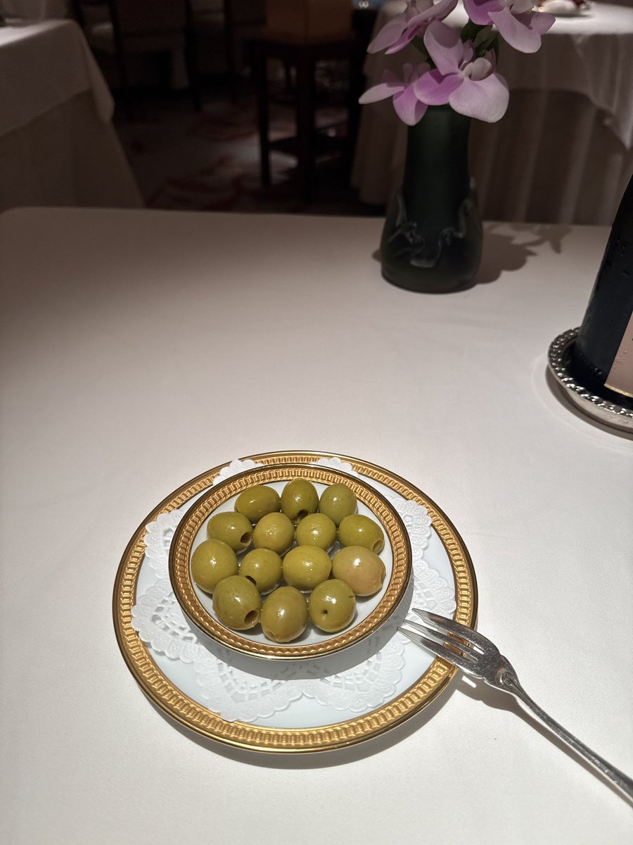 ya10gami39's tweet photo. アンチョビオリーブ
サトイモピューレ生ハムナッツ　サルサベルデ
フォアグラテリーヌマンゴートマトワインのゼリー
スペシャリテ　ウミガメのスープ https://t.co/GNIIE6Z9FO