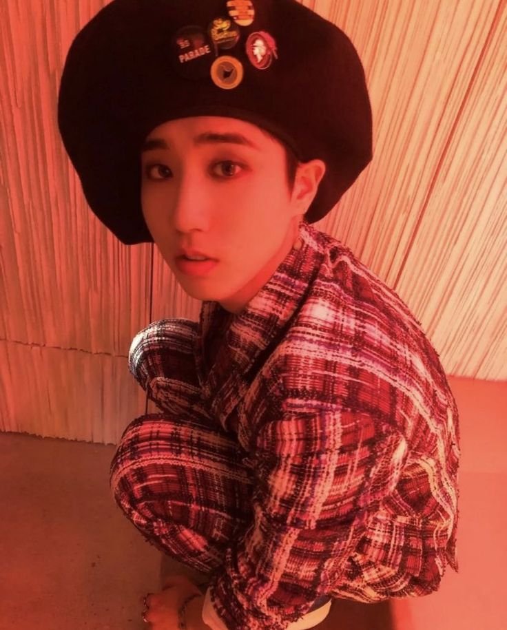 Ssyu914's tweet photo. 키 5cm정도 되실 듯 https://t.co/YarA2R5gfI