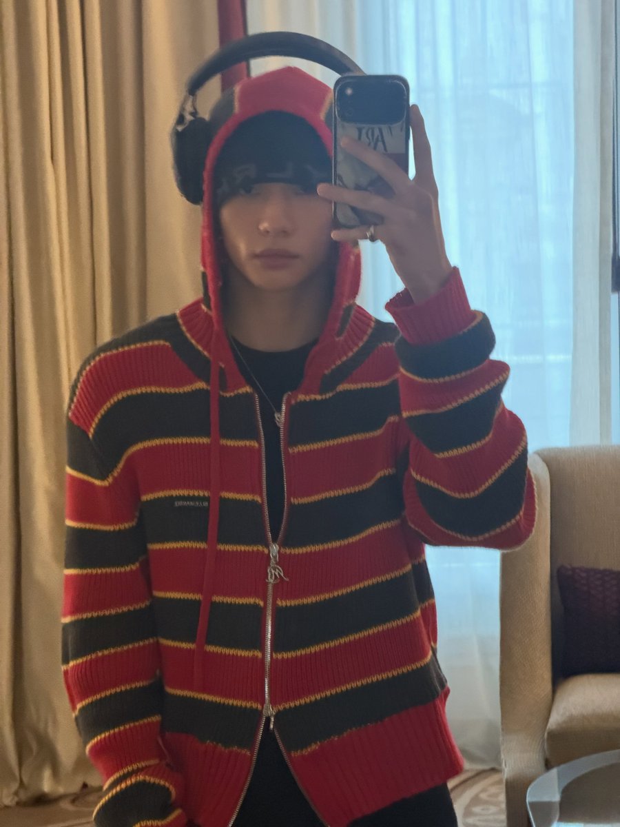 hyun20263's tweet photo. ヒョンジンのインスタアップされたお写真よすぎる。南米だけじゃなくて日本の公衆電話もはいってる🫶
頭に乗せるシリーズ真似してもいいですかね？
いちいちかわいい。写真の中でも。ファンヒョンジン。 https://t.co/fLWQXPHr0X