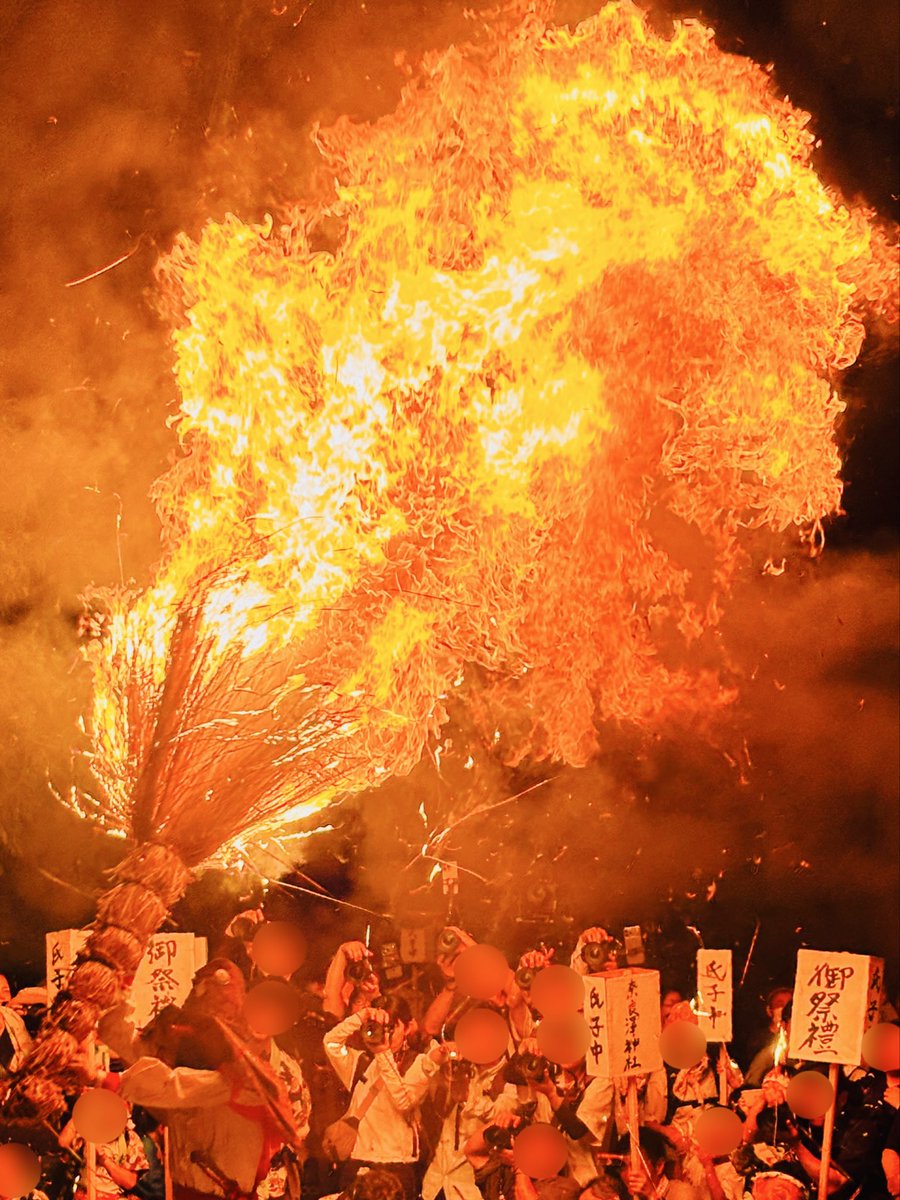 doi38's tweet photo. 飯山に戻り、奈良澤神社の例大祭を見学。こんな一観光客が立ち会っていいんだろうか？というくらい、地区で大切���受け継がれてきたで��ろう奉納の数々。特に大天狗の舞はすごかった…！ https://t.co/lv013SwHxx