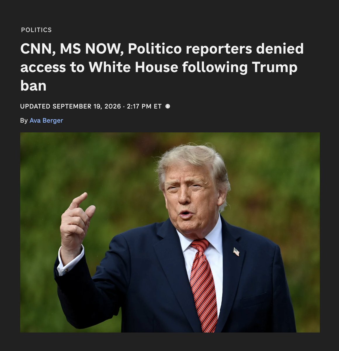 y_talkroom's tweet photo. 【出版自由？言論自由？】

川普宣佈即時禁止CNN、MS NOW（由MSNBC改名而來）以及Politico三家媒體進入白宮，理由是這些媒體對他本人、川普政府，以及美國的報導經常是「虛構與謊言」

川普表示這不是針對單一事件，而是多年累積下來的負面報導讓他受夠了。他強調國家需要的是公正、誠實的新聞，而不是刻意寫負面故事的媒體；他可以接受這些媒體繼續寫，但不一定要讓他們進入白宮。他同時預告，未來還可能對其他被他稱為「假新聞」的媒體採取同樣措施

2025年2月白宮曾調整規則，改由白宮自行挑選哪些媒體能近距離跟隨總統，並表示要納入更多「新媒體」，例如數位網站、串流、Podcast等獨立媒體，讓傳統主流媒體不再獨占資源

這是很好的做法，白宮也早已開始這樣做了，如今已固定設有「新媒體」欄位，納入數位媒體、保守派網站、Podcast相關媒體等，例如National Review、Semafor、Townhall、NTD、Center Square等

這些左媒當然對自己被禁感到不滿，紛紛搬出第一修正案出來說事，說川普這是在打壓出版自由、言論自由。問題是，他們的出版自由、言論自由絲毫不受影響，左媒依然可以自由出版、自由批評川普，根本沒有人剝奪他們這些權利

換個說法吧，以前我YT影片經常中黃標，我也認為是在打壓言論自由。之後我慢慢了解到，YT只是限制你該影片的營利，並沒有不讓我發聲。我可以繼續暢所欲言，只是不會有錢收而已

那什麼才叫打壓言論自由呢？2020年總統選舉，所有社交媒體集體禁言川普，不給他有發聲的渠道，加上左媒選擇性報導，這些就叫打壓言論自由