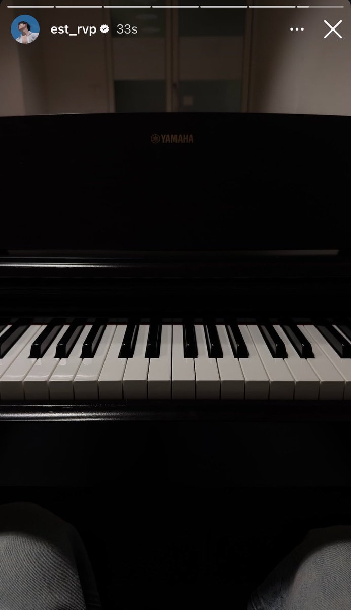 jwillestt's tweet photo. EST IS INSANE?!!! 😭😭🤏🏻 he’s posted playing the piano probably lessons, next, with dance rehearsal for WE concert maybe?!! and now he’s flying going to…?! probably for surf n love?! 🥺🦈

my hardworking boy 👏🏼✨
#est_rvp https://t.co/f9n8AHhxoX