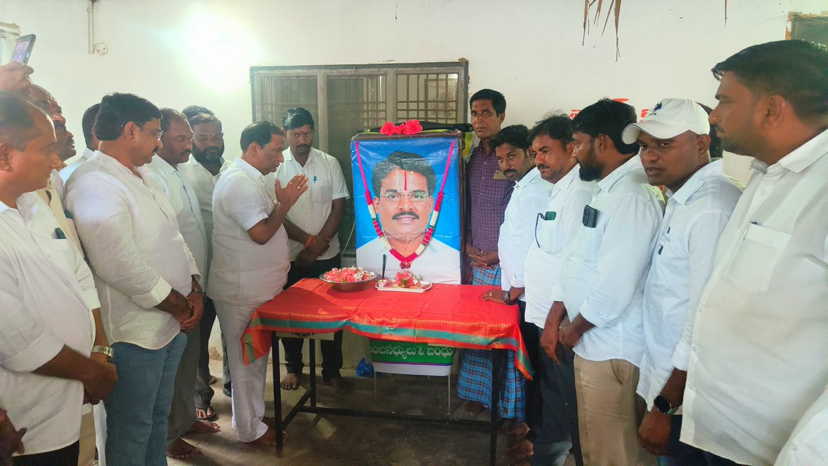 Koppulaeshwar1's tweet photo. ధర్మపురి నియోజకవర్గం ఎండపల్లి మండలం గొల్లకోట గ్రామానికి చెందిన @BRSparty పార్టీ మాజీ అధ్యక్షుడు సింహాచలం జగన్ ఇటీవలే అకాల మరణం చెందగా @BRSparty  మరియు నియోజకవర్గ నాయకులు కొండంత అండగా నిలిచి 21 లక్షల 36 వేల ఆర్థిక సాయాన్ని అందించడం జరిగింది.
@KTRBRS
@BRSHarish
@BRSTechCell https://t.co/jC2FXUVKbg