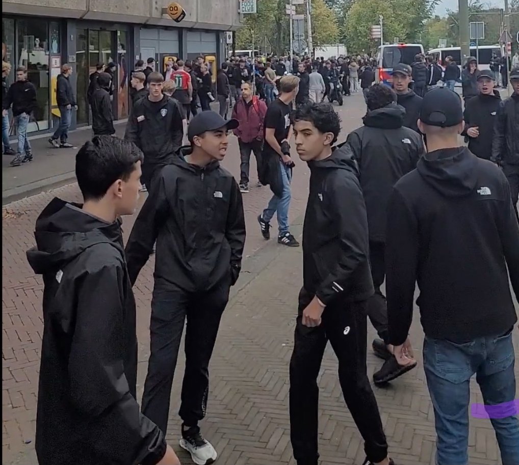brammmn1's tweet photo. @chrisklomp Vertel het je baksteen gooiende vrienden. Ps ze kunnen ver gooien maar dat had je al gemerkt. https://t.co/bARrraHfD4