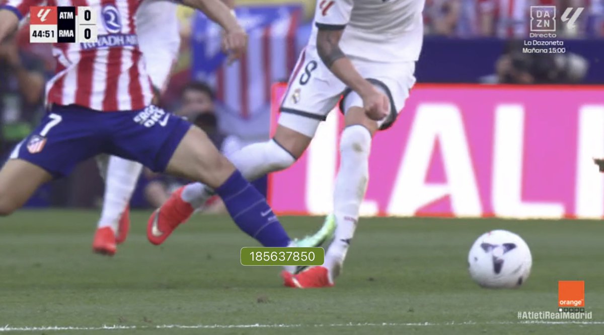 ESnomanu's tweet photo. SEGUNDA ROJA PERDONADA AL ATLETI. 

Si el Madrid abandona esta liga hoy mismo, todo el mundo lo apoyaría. https://t.co/N3iIW1jiTr