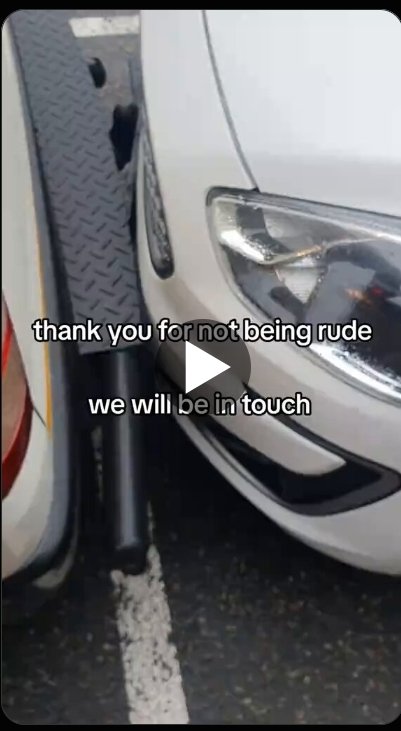 Bindlos's tweet photo. Forget that dumb Indian comment line...🤦🏿‍♂️🤦🏿‍♂️ 
Let's try this angle here, taxi still correct at the back? Isn't that solid white line considered to be a brick wall, invisible? https://t.co/0pguj5ptgU