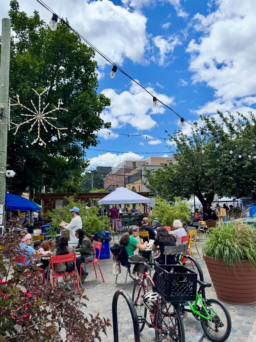 DeneseCalct3r's tweet photo. Just a random spring Saturday in Philadelphia… strolling along the Schuylkill, exploring a new food hall, then watching Airplane! on the big screen with its stars sharing memories. A fantastic evening—and Julie Hagerty loved my shirt! https://t.co/Wsn29S1YqG