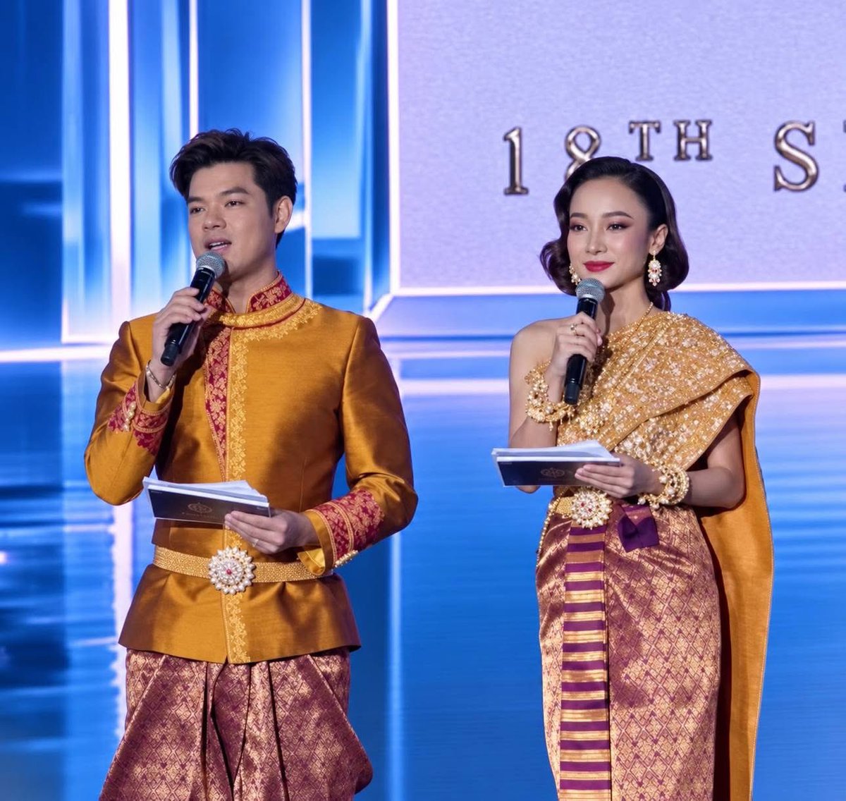 radhakarn's tweet photo. 😡แชร์ไปให้ถึงกระทรวง @MFAThai @SihasakPh ...เวที Miss Universe Scambodia ลูบคม กระทรวงวัฒนธรรม หักไทย เคลมภาพบรรพบุรุษไทย ชุดไทย บนเวทีนางงาม ซึ่งก็ทำมาหลายรอบแล้วแต่รอบนี้หนัก!
.
เจ๊เคยขอกระทรวงวัฒนธรรมไปตั้งแต่ต้นปี เรื่องการเผยแผ่ภาพที่ประเทศ Scambodia ข้างบ้านเราเคลมบ่อยๆ เจ๊ส่งภาพต้นเรื่องเป็นจำนวนมากไปให้ แต่ก็โยนกันไปมา ให้ทำคำร้องขอที่หอจดหมายเหตุหรือหอสมุดแห่งชาติบ้าง ทั้งที่มันเป็นเรื่องของตัวเองที่จะต้องปกป้อง อัตลักษณ์วัฒนธรรม พร้อมรากเหง้าเหล่านี้ไม่ให้ทั่วโลกสับสน...แล้วทำไม่ไม่ทำ?
.
ให้ประชาชนทำกันเอง ซึ่งเราทำมาหากินก็เหนื่อยแล้ว ยังต้องมาปกป้องเอกลักษณ์ของชาติอีก อุตส่าห์จะช่วยกัน กลับผลักภาระ เพิ่มเรื่องให้เราอี้ก!!!
.
ทำอะไรทีก็ยาก เราไม่มีเส้นสายมีอำนาจ เพลียจริงๆ...จนสุดท้ายอิฉันก็ต้องไปหาซื้อหนังสือภาพเก่าต่างๆมา หนังสือฟิล์มกระจกทุกเล่มมา(ซึ่งภาพที่ตีพิมพ์ก็ไม่ครบ 5 หมื่นภาพ) ก็หมดไปเป็นหมื่นอะ ต้องให้ทำกันถึงขนาดนี้เลยหรอ? ทั้งที่ผู้มีอำนาจสั่งการเพียงคำเดียวก็จบ...#ฝากไว้ให้คิด
.
วันจันทร์นี้รอชม...จะแฉให้ฉ่ำเลย #Scambodia #Claimbodia #Cambodia #กระทรวงวัฒนธรรม 

①