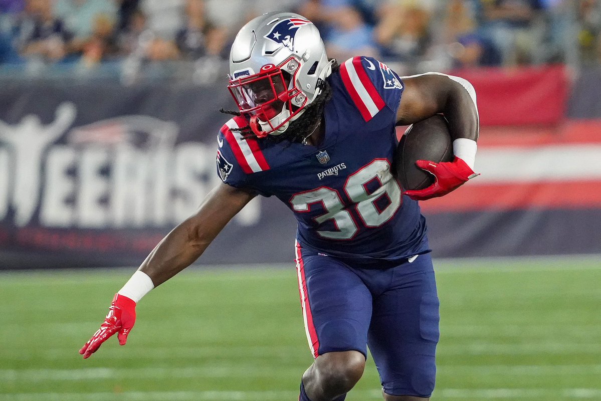 Justy_'s tweet photo. NFL LADDER PLAY #1 🔒

Rhamondre Stevenson o17.5 Rec Yards 
25+ Yards (+150)
40+ Yards (+502)

Will only post on here if I really like a play, I’ll be tracking how these do throughout the season. 

Stevenson saw a weak 1 line of 23.5, and even with a 44 receiving yard performance, we get a 6 yard discount just because Treyveon is back. 

Even with Henderson playing, he has cleared this number is 7 of his last 9 games, and has hit 25+ in 6 of those 9. 

Pittsburgh also just gave up 8 receptions for 90 to Bijan in week 1.