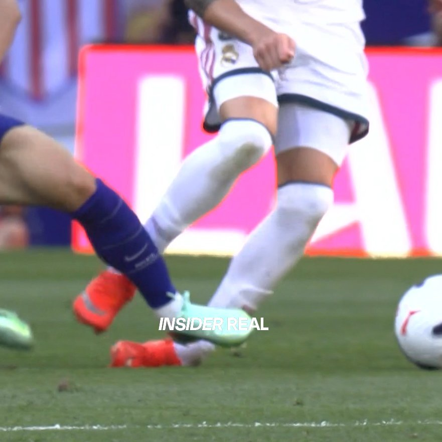 Cr7stianismo_'s tweet photo. LE HAN DEJADO ASÍ LA PIERNA A FEDE VALVERDE Y NO HA SIDO NI AMARILLA.

LUEGO AYER EL ÁRBITRO PARA UN CONTRAATAQUE DEL SEVILLA PORQUE LE IBAN A EMPATAR AL BARÇA.

NO SE PUEDE COMPETIR EN ESTA LIGA LLENA DE MIERDA CORRUPTA.

QUE LA VEA NEGREIRA Y SU PUTA MADRE. https://t.co/NGIwjXyz9j