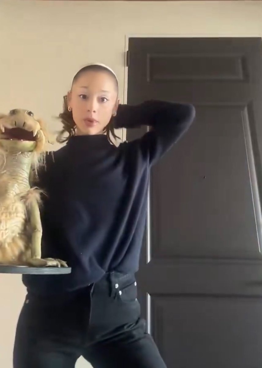 cambeserious's tweet photo. just ariana and this $10k dark crystal creature 😭 https://t.co/NCzatZgElt