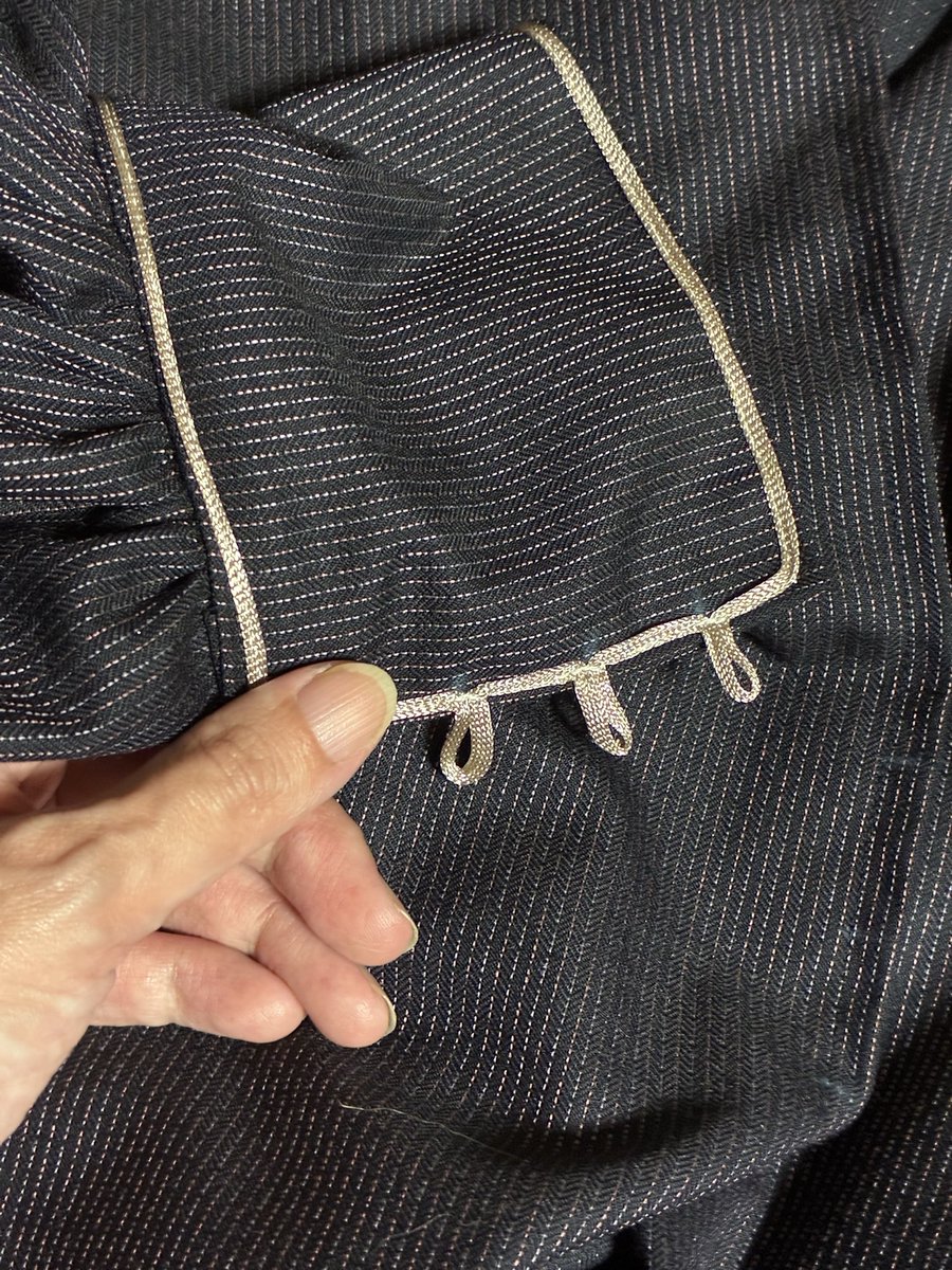 pyama08131's tweet photo. 釦ホールが面倒過ぎる…布ループも面倒…糸ループも大変だった…不器用、コレが一番マシかも？？？
面倒は面倒だけども〜〜〜('ω')三( ε: )三(.ω.)三( :3 )三('ω')！！！
面倒過ぎるのに、釦沢山のとか編み上げって可愛い！！！
くそクソのくそ〜〜〜(((七転八倒))) https://t.co/sEIKNidJHP