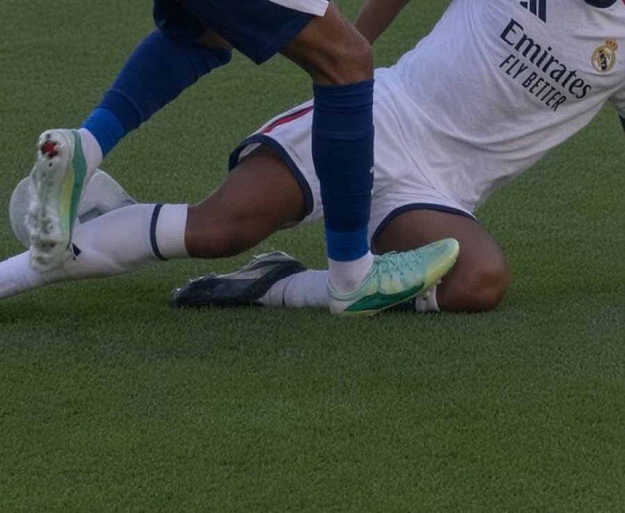YihiRM's tweet photo. Resumen de la primera parte:

- Amarilla a Cuti (era roja) le había sacado el arbitro amarilla a Bellingham de primeras jj
-Falta de Kang-in Lee que no es ni amarilla
- Baena lleva 4 faltas por lo menos ni amarilla.

Esto es la liga. https://t.co/TL7aVi0iC9