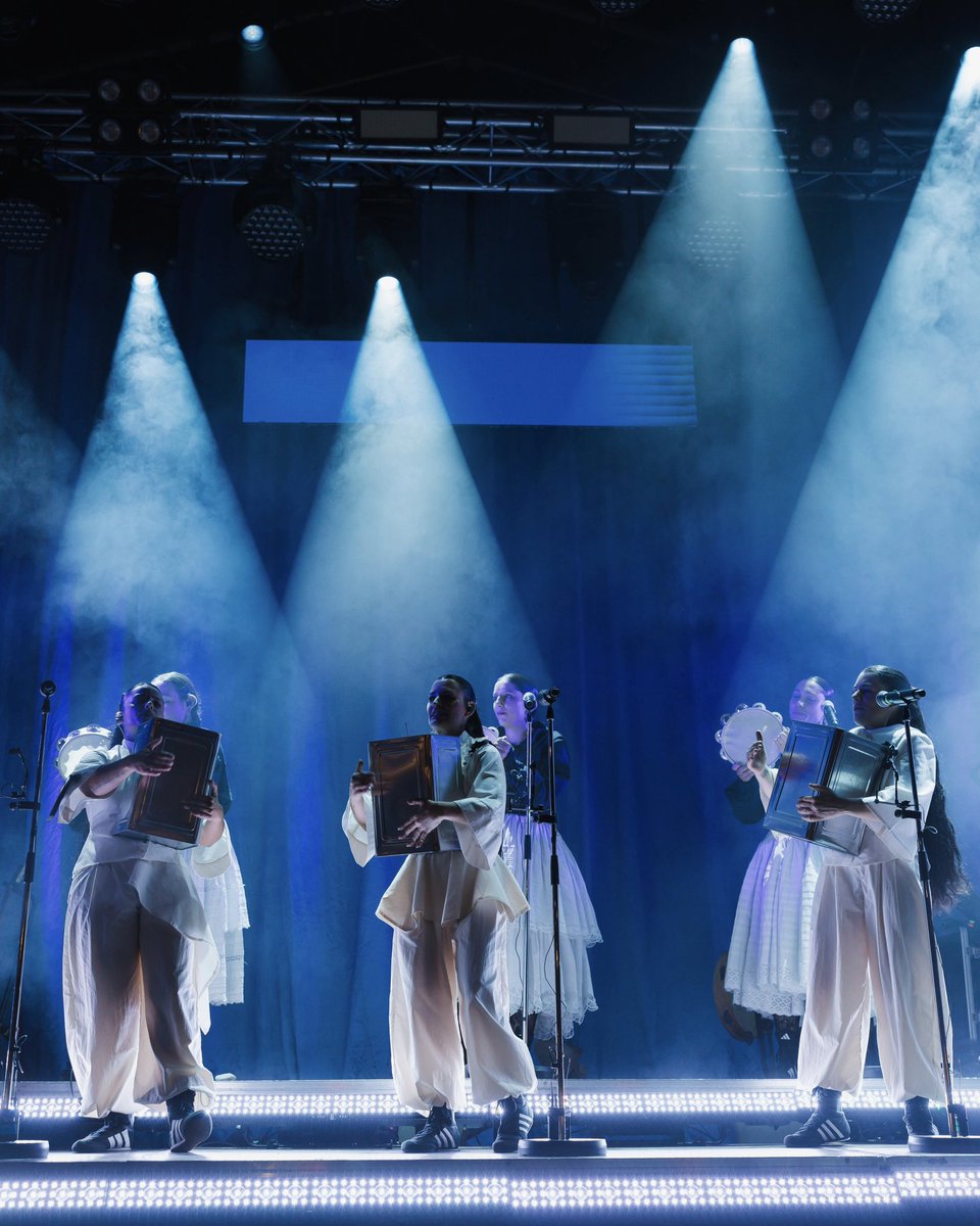 tribufestival's tweet photo. Música como lenguaje común y muchos idiomas para entendernos. La actuación irrepetible de Tanxugueiras ayer en el Escenario San Miguel confirmó el objetivo con el que nació Tribu San Miguel Burgos: arte y diversidad para unir culturas y generaciones

📸📹 @rodrigomenaruiz https://t.co/CB4KD2bqkU