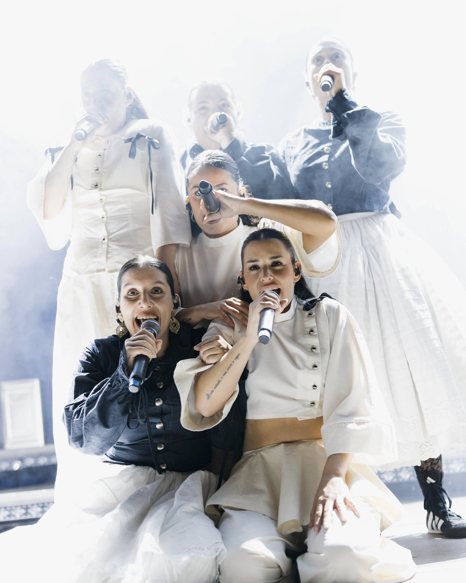 tribufestival's tweet photo. Música como lenguaje común y muchos idiomas para entendernos. La actuación irrepetible de Tanxugueiras ayer en el Escenario San Miguel confirmó el objetivo con el que nació Tribu San Miguel Burgos: arte y diversidad para unir culturas y generaciones

📸📹 @rodrigomenaruiz https://t.co/CB4KD2bqkU
