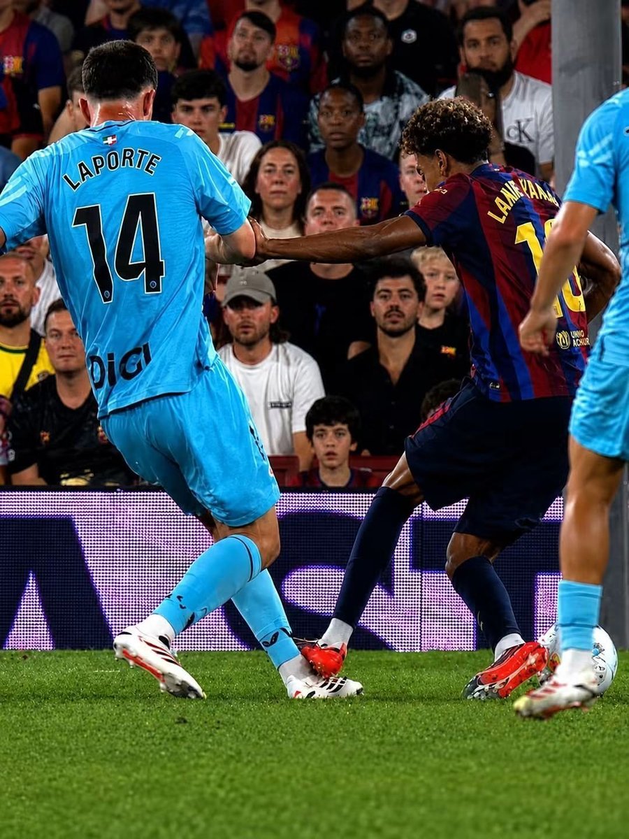 AdriRM33's tweet photo. - Ortiz Arias permite a los jugadores del Barcelona agredir.
- Ortiz Arias también permite que agredan a los jugadores del Real Madrid.

LA LIGA NEGREIRA 🤢 https://t.co/5HryQt4pHd