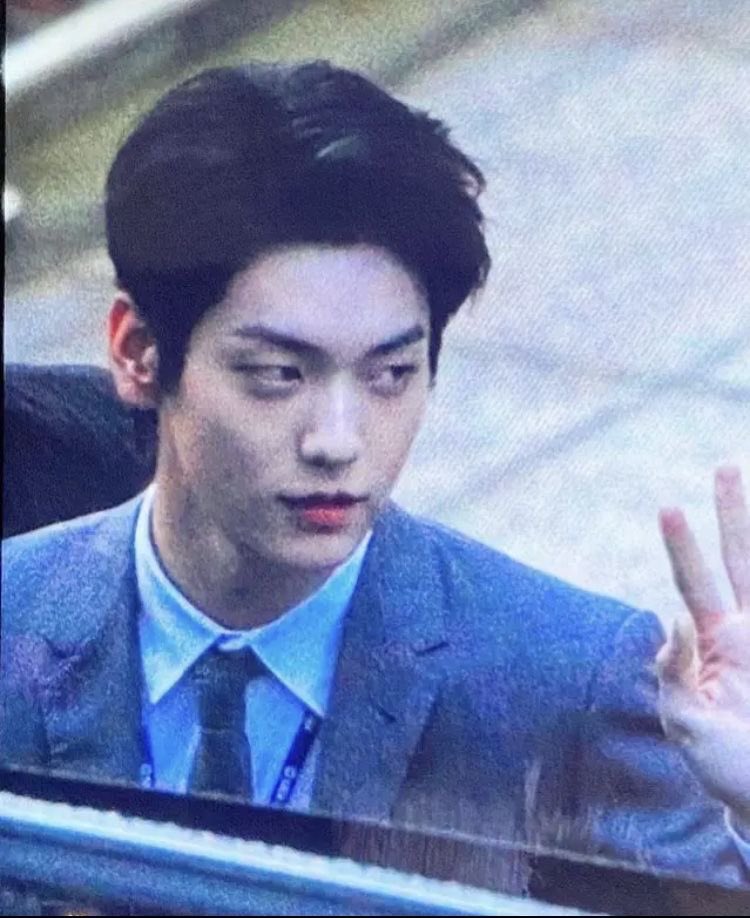 soobcave's tweet photo. hissss Foreheadddddd..... i gotta take a walk. i have to go right now i havw to leave https://t.co/UlZkVjnuA5
