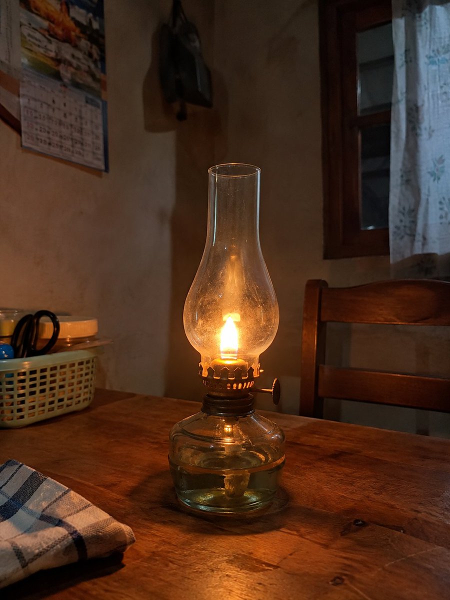 LogbookNakes's tweet photo. Dulu, sebelum rumah terang oleh lampu LED,malam hari ditemani lampu minyak.
Kalau listrik padam, lampu minyak jadi penyelamat.
Cahaya dari lampu minyak masih terasa hangat di ingatan.
Ada yang masa kecilnya juga ditemani lampu minyak? https://t.co/i7eTfcNGNt