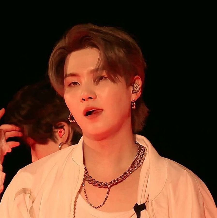 pjmnocturne's tweet photo. #AuYoonmin | Bite me, love 

Yg es un alfa posesivo al que le gusta morder a su omega jm como muestra de posesión. 
Y jm ama mostrar las marcas cuando salen con crop tops. 

El alfa solo puede sonreír e hinchar el pecho orgulloso. https://t.co/Xy55v7Flhu