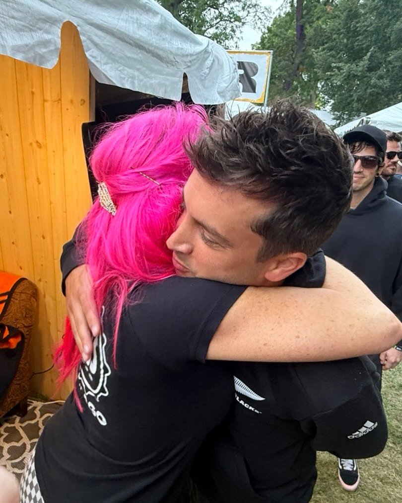 TOPUPDATERS's tweet photo. "When I say I want a hug, this is what I mean. #Riot101" via thelaurenoneil on Instagram https://t.co/JSNH7zogEA