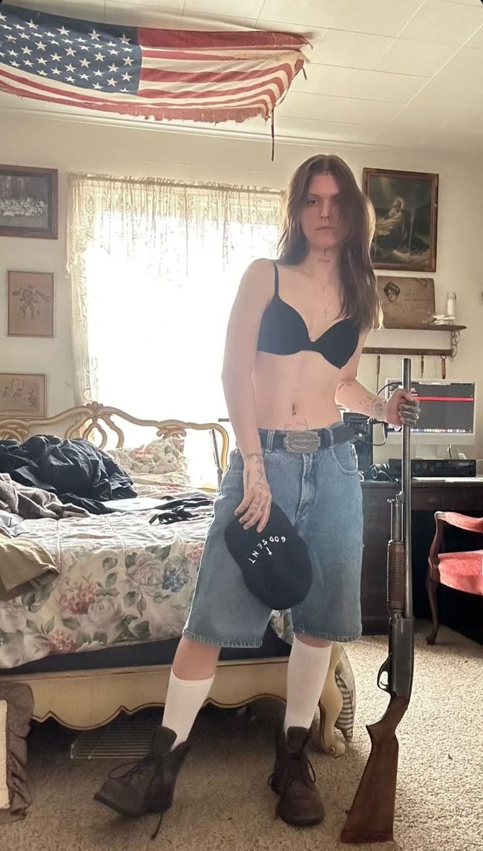 MoonHavnted's tweet photo. ⠀

   giving this Seductive Sunday thing a shot... 
⠀ https://t.co/FWlvHixOVn