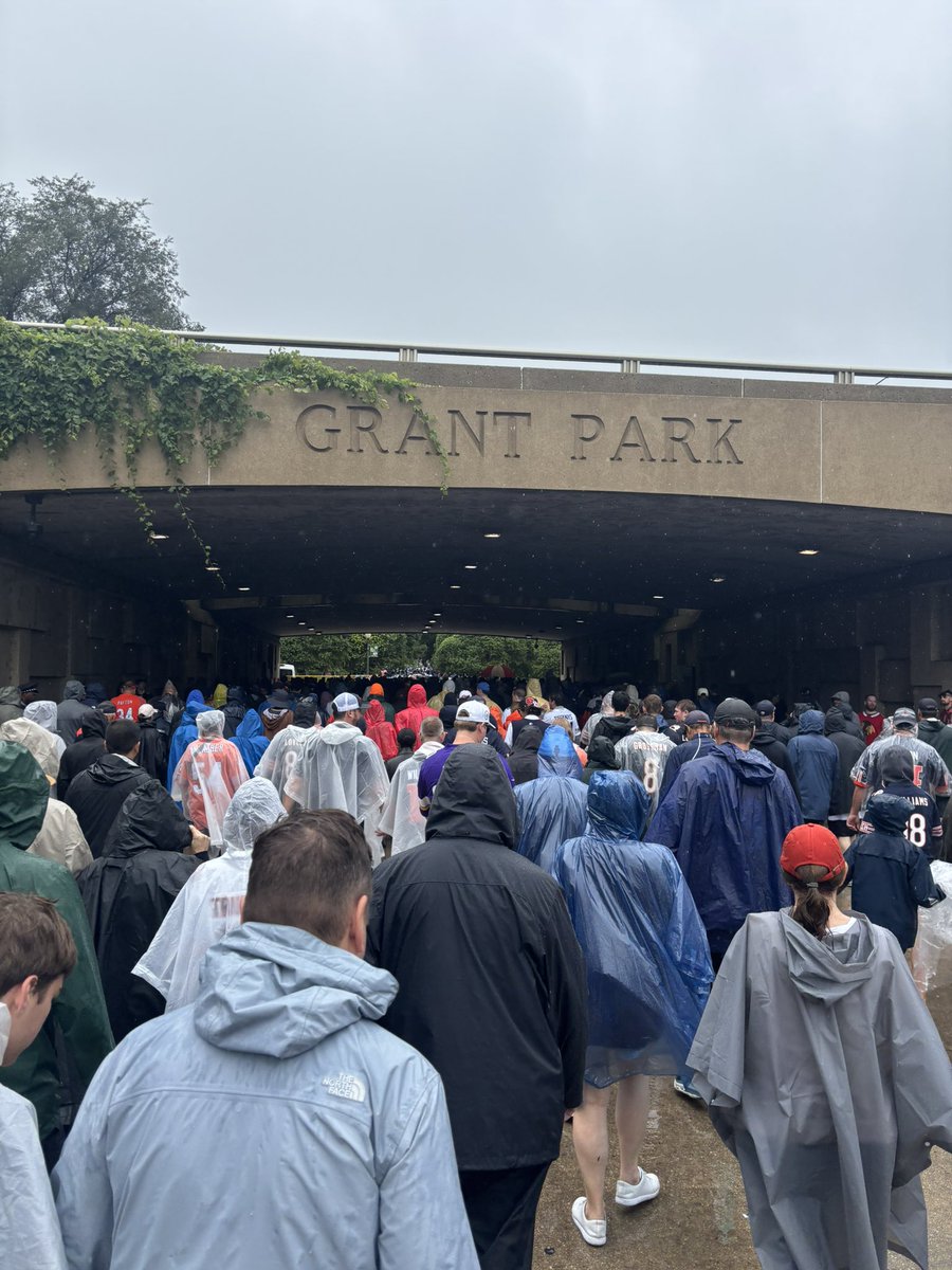 ThienemanSZN's tweet photo. We’re not even chanting “Green Bay sucks” at the bridge that’s how depressed this city is now https://t.co/CfCW9wLgvB