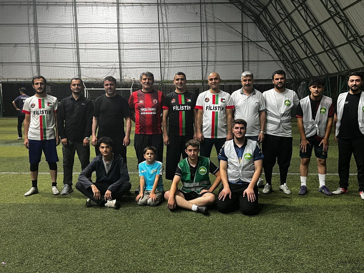 HudaParBingol's tweet photo. İl Başkanımız Recep Butaku, Gençlik kolları Başkanımız Hatem Tarlak'ın da   eşlik ettiği, il Yönetimimiz ve Gençlik Kollarımızın arasında halı saha futbol müsabakası yapıldı. 

Kardeşlik havasında geçen halı saha futbol maçında genç kardeşlerimizle kaynaşma vesilesi oldu. https://t.co/qO5HySG9u6
