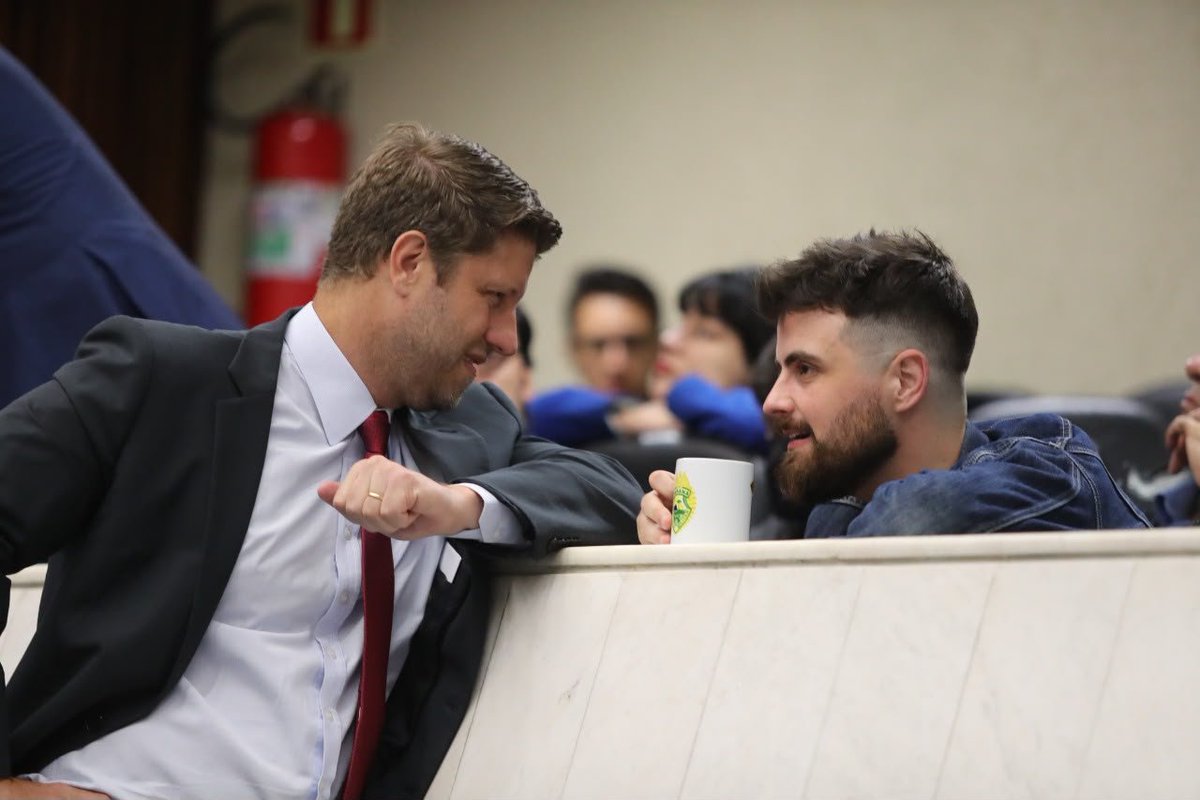 jairmearrependi's tweet photo. E o Requião Filho que tem um primo em situação de fofo *-* https://t.co/6EHYfb7Xmz