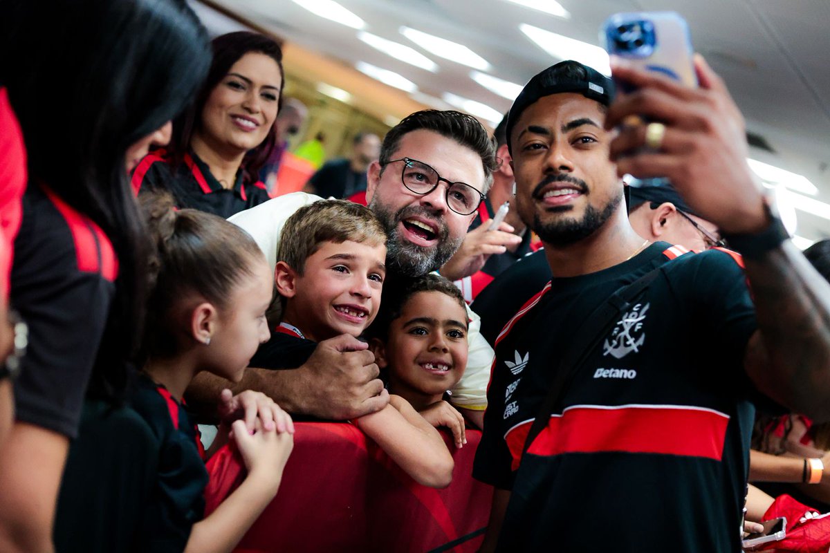 Flamengo_es's tweet photo. El ídolo de los grandes y los chicos ❤️🖤 https://t.co/C87PPetXUh
