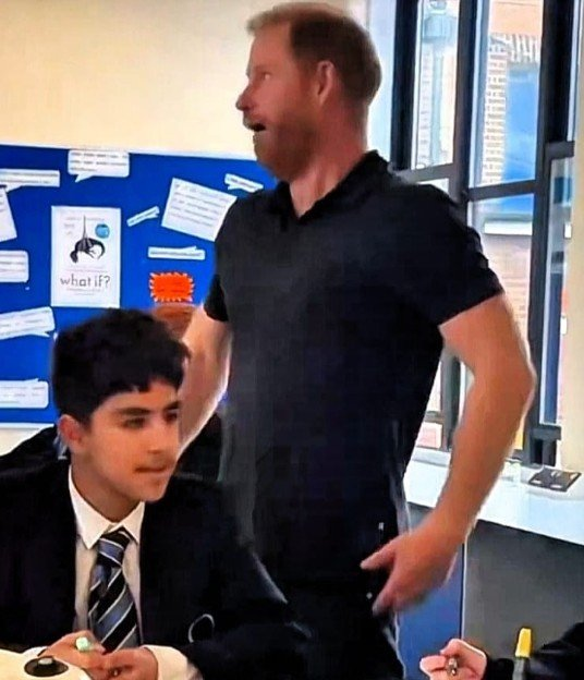 WeeBee333's tweet photo. Mr #PrivateCitizenCrackhead started #Invictus #INSPIRE program

In other words, he went to a school and harassed CHILDREN in #Birmingham and took pictures of himself doing it.

He failed PILOT EXAMS, ROYALTY, ARCHEWELL, NETFLIX,SPOTIFY,SENTABALE

How does a TURD #Inspire others? https://t.co/qjKoCqVUv5