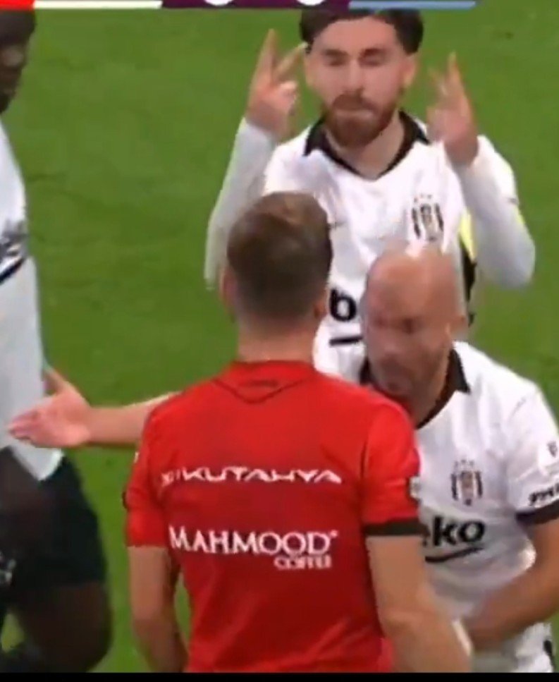 _bjkhabers's tweet photo. 🎭 Türk futbolundaki bazı kurallar:

Hakeme “F*ck you, F*ck off, a*ına k*yayım” demek: Serbest.

Barajın 12 metre olduğunu söylemek: Sarı kart. https://t.co/23cGwPC1ja