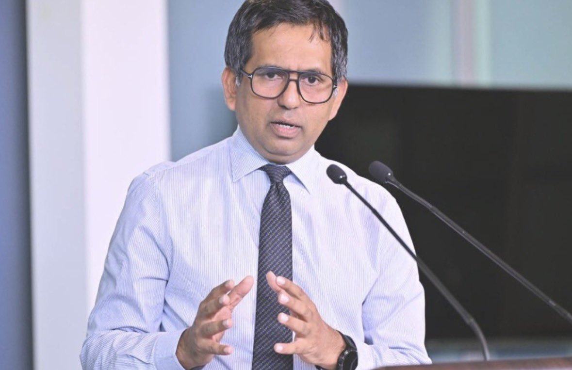 Humandust___'s tweet photo. "ރާއްޖޭގައި އިންވެސްޓް ނުކުރީމަ، ރާއްޖެއަށް ފަތުރުވެރިން ނައީމަ، ރާއްޖެއަށް ލިބެން އޮތް ފައިދާއެއް ނުލިބުނީމަ މީގެ ދެރަވަނީ ދިވެހި ލޮބުވެތި ރަައްޔިތުންނަށް. މިފަދަ ކަންތައްތައް މިއީ އެއްވެސް ގައުމެއްގައި، އެއްވެސް ޑިމޮކްރެސީއެއްގައި ކުރާ ކަންތައްތަކެއް ނޫން،" މިނިސްޓަރ @em_saeed 
#Muizzu2028