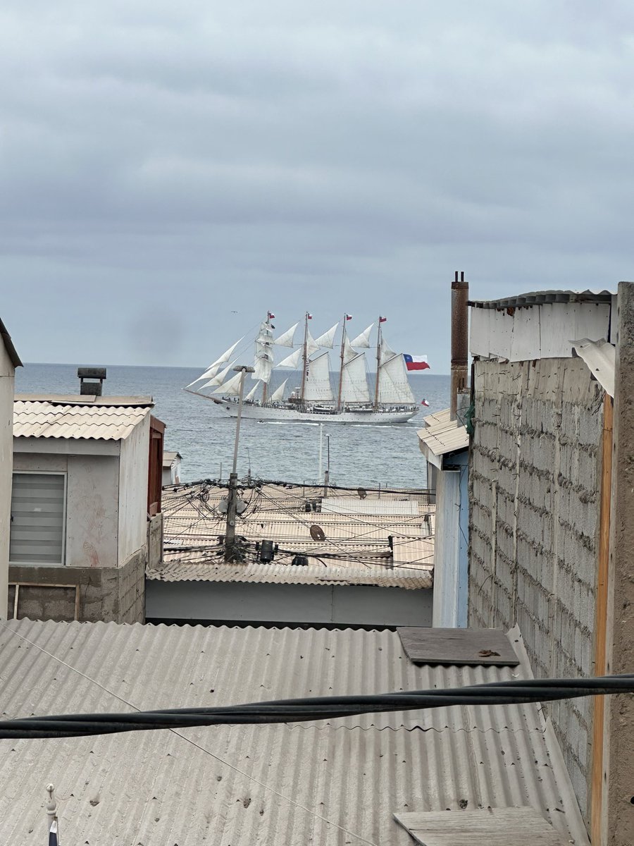 TalenaPetunia's tweet photo. La Esmeralda pasando por #antofagasta (yo también quería 😝) https://t.co/8KZfaiYD1b
