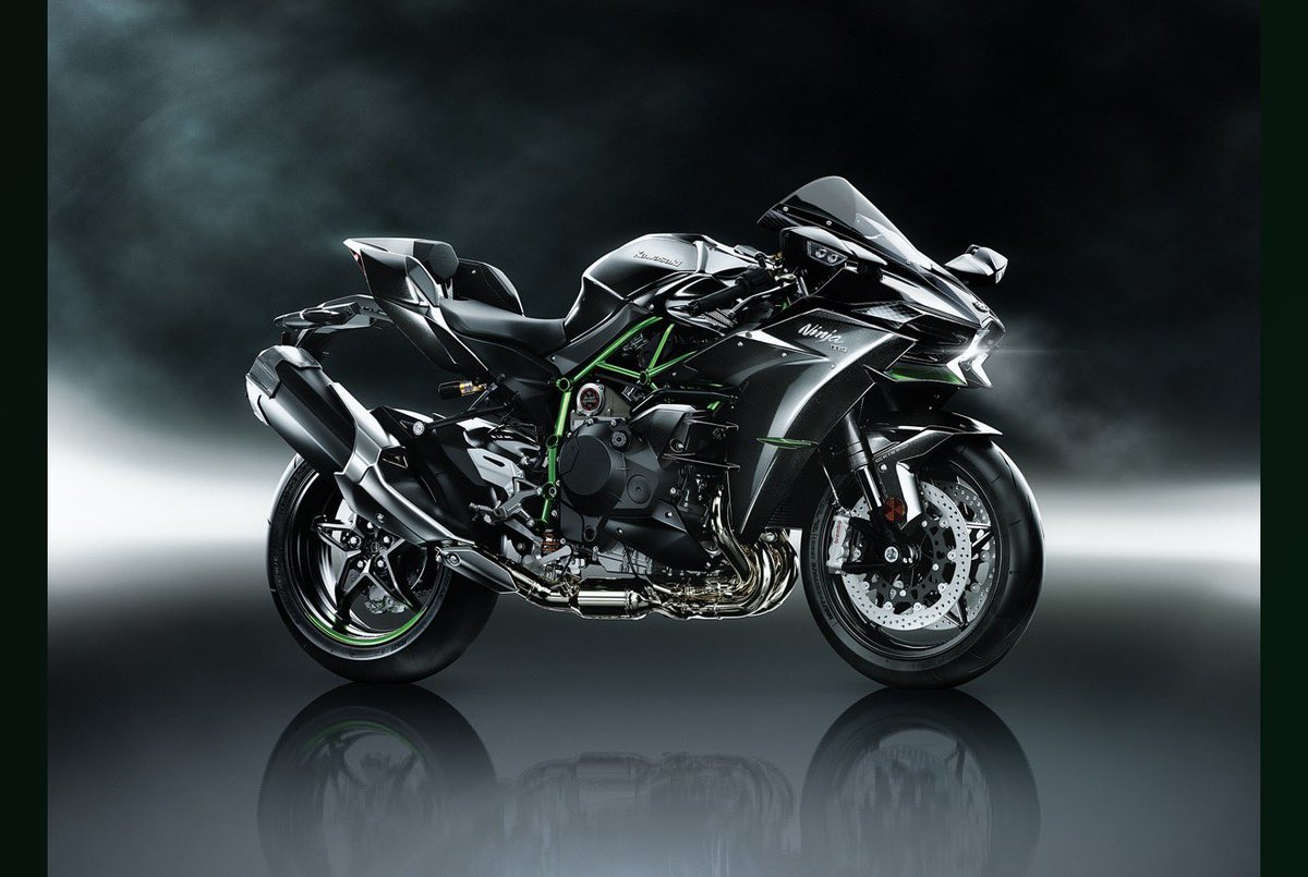benzo_moto's tweet photo. え、Ninja H2まだ進化するん？

新型「Ninja H2 CARBON」が
2027年春ごろ国内導入予定。

998cc並列4気筒＋スーパーチャージャーというだけでも化け物なのに、新型では低中速域も強化されるとのこと。

こういう「完全にオーバースペック」なバイク、

必要か必要じゃないかで言えば必要ない。

でも… https://t.co/rpzbKuArJw