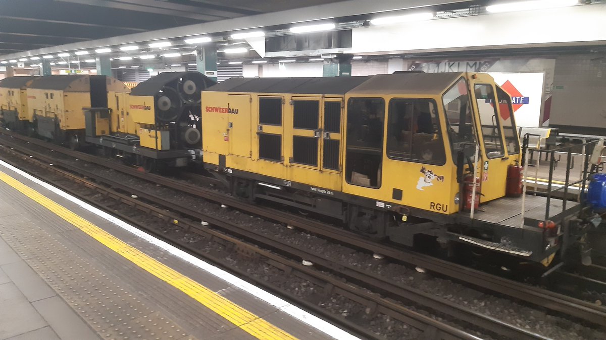 DrewMerrall's tweet photo. #moorgate unusual train on my way home https://t.co/Nhhw6UPtya