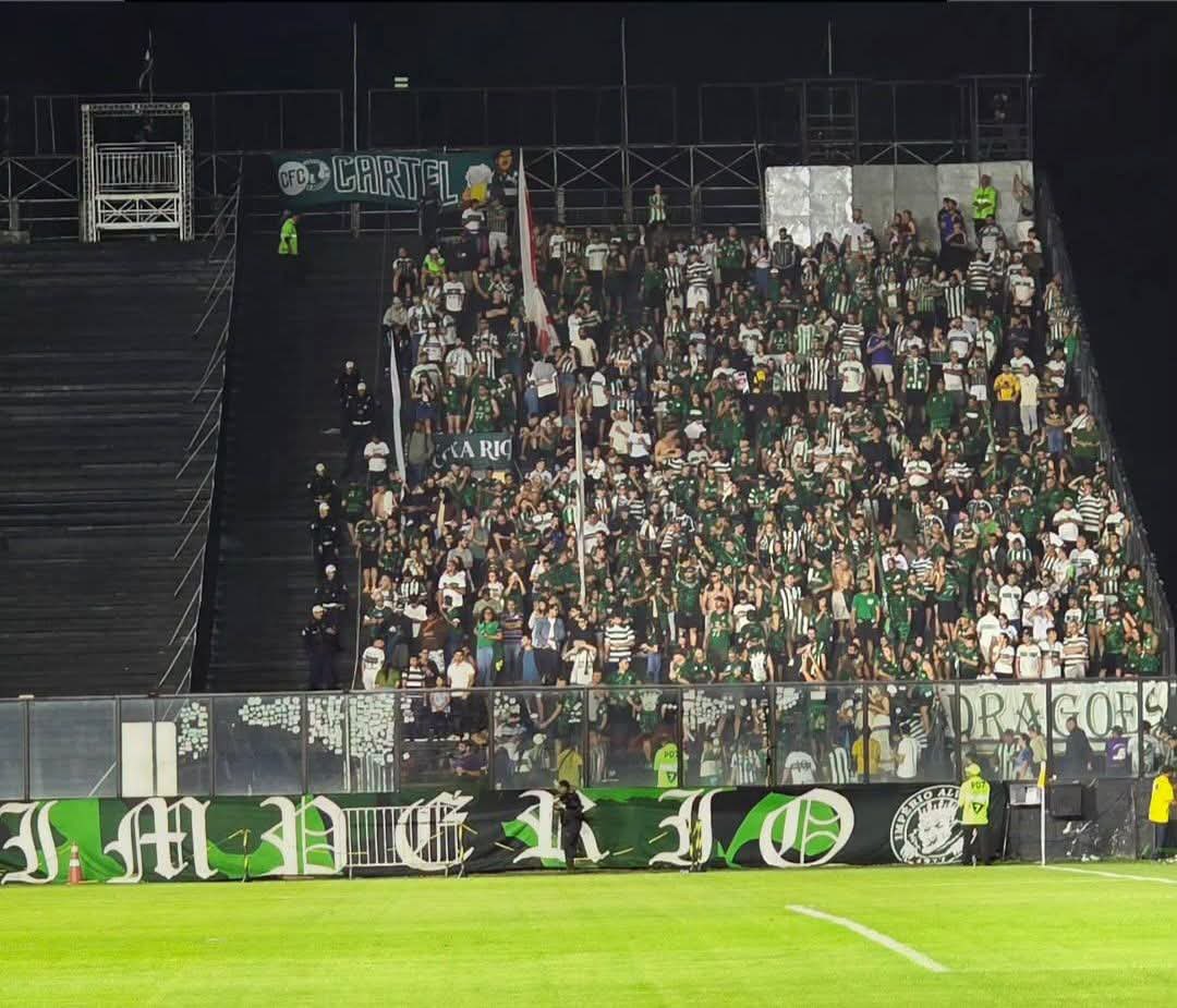 VemCoritiba's tweet photo. Enquanto os nossos guerreiros retornaram a Curitiba tranquilo num voo de uma hora, a grande maioria da torcida do Coritiba que esteve em São Januário está chegando só agora na capital. 

O maior patrimônio do Coritiba sempre será a sua torcida e ontem os jogadores não respeitaram https://t.co/xIFKgxIPNQ