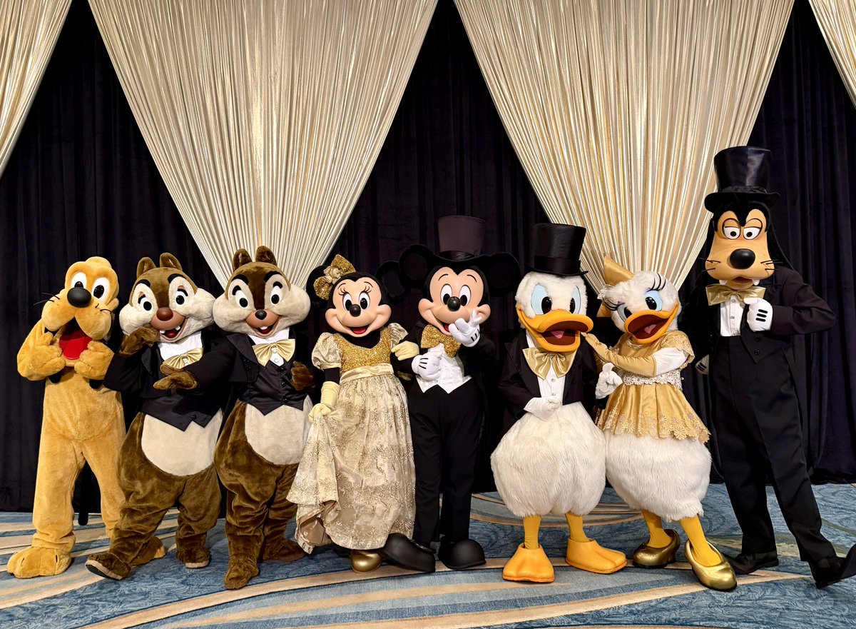 mickeynet028's tweet photo. ミッキーネット主催
キャラクターパーティー開催しました✨

ディズニー・グランド・フロリディアン・リゾート&スパのコンベンションセンターは、フォーマル衣装のビッグ8とミッキーネットのお客様でとても素敵な時間になりました✨

#MNWDW #WDW #2026Sep #WaltDisneyWorld #ディズニーワールド #ウォルトディズニーワールド 
#ミッキーネット #キャラクターパーティー #フロリダディズニーキャラクター